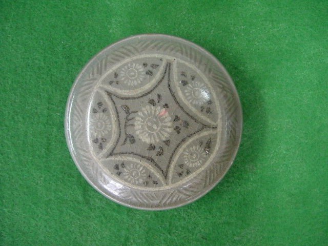 청자 흑백상감 국화문 음각 향합