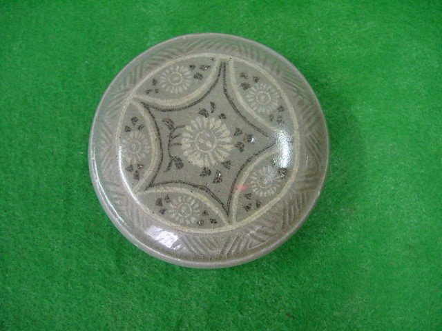 청자 흑백상감 국화문 음각 향합