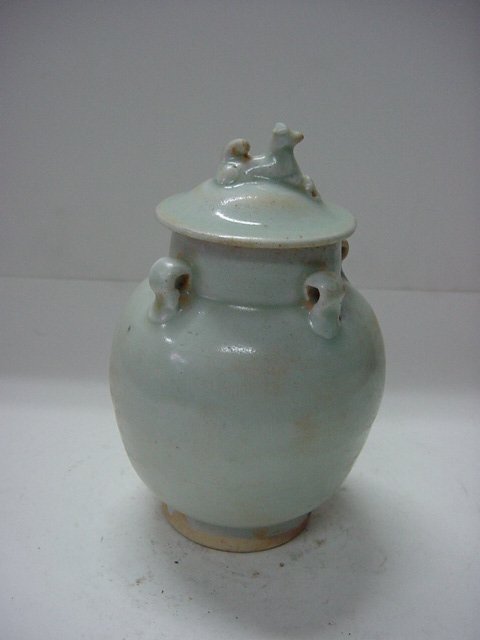 백자 사귀물형호
