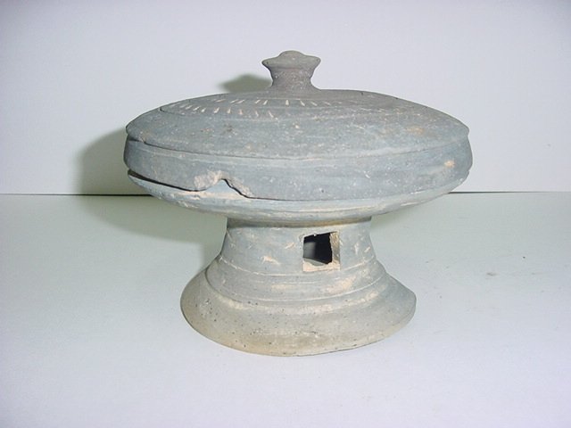 토기굽다리 접시 와뚜겅