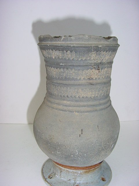 토기 삼단물결문목긴호