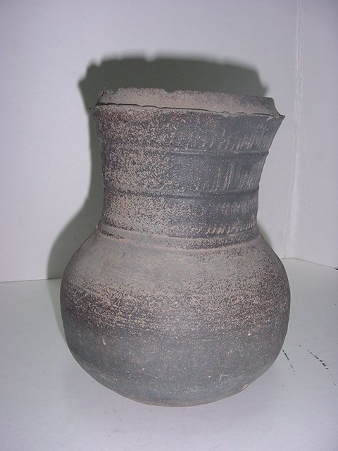 토기물결문 삼단장경호