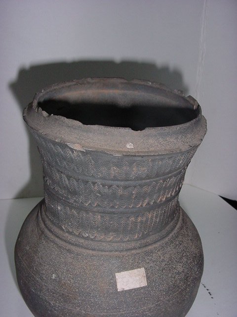 토기물결문 삼단장경호