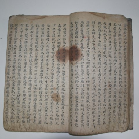 상당한 분량과 대형크기의 필사본 1책