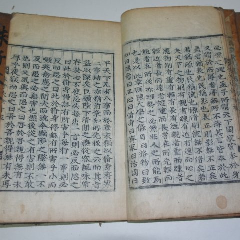 1483년(成化19年) 다듬이장지 고목판본 주자대전(朱子大全) 12책