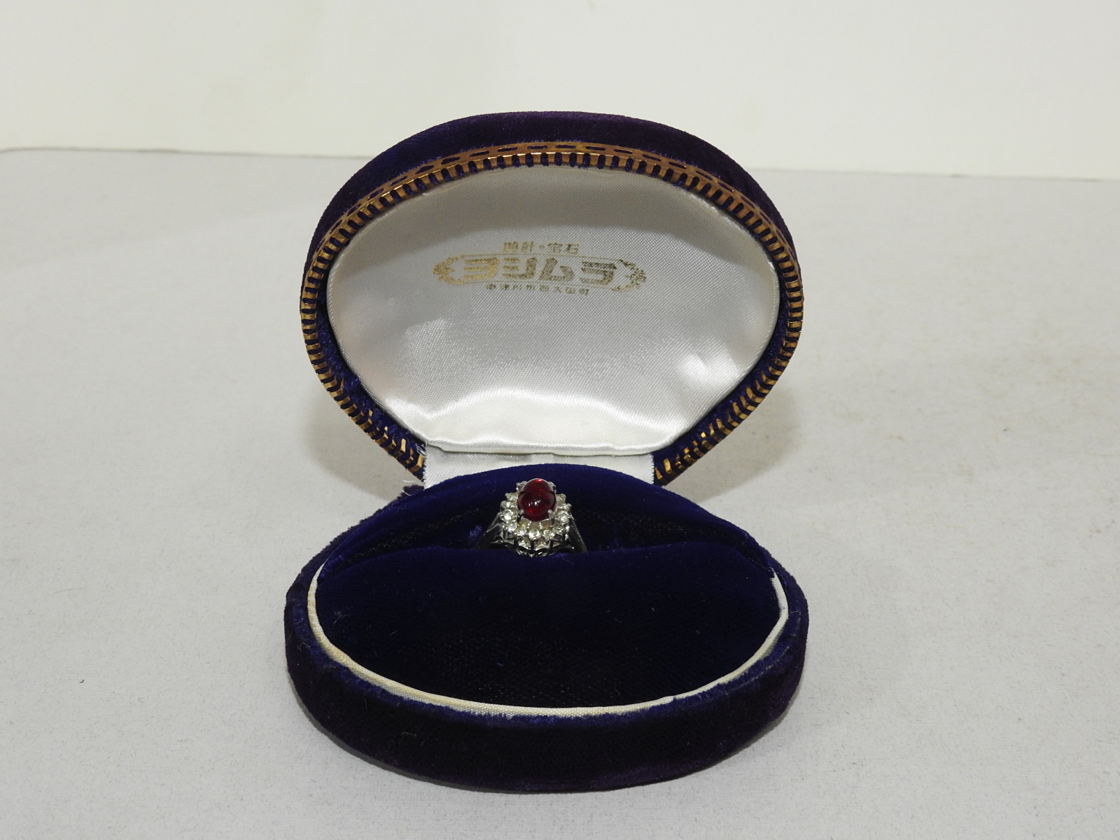 17-보석이 장식된 반지