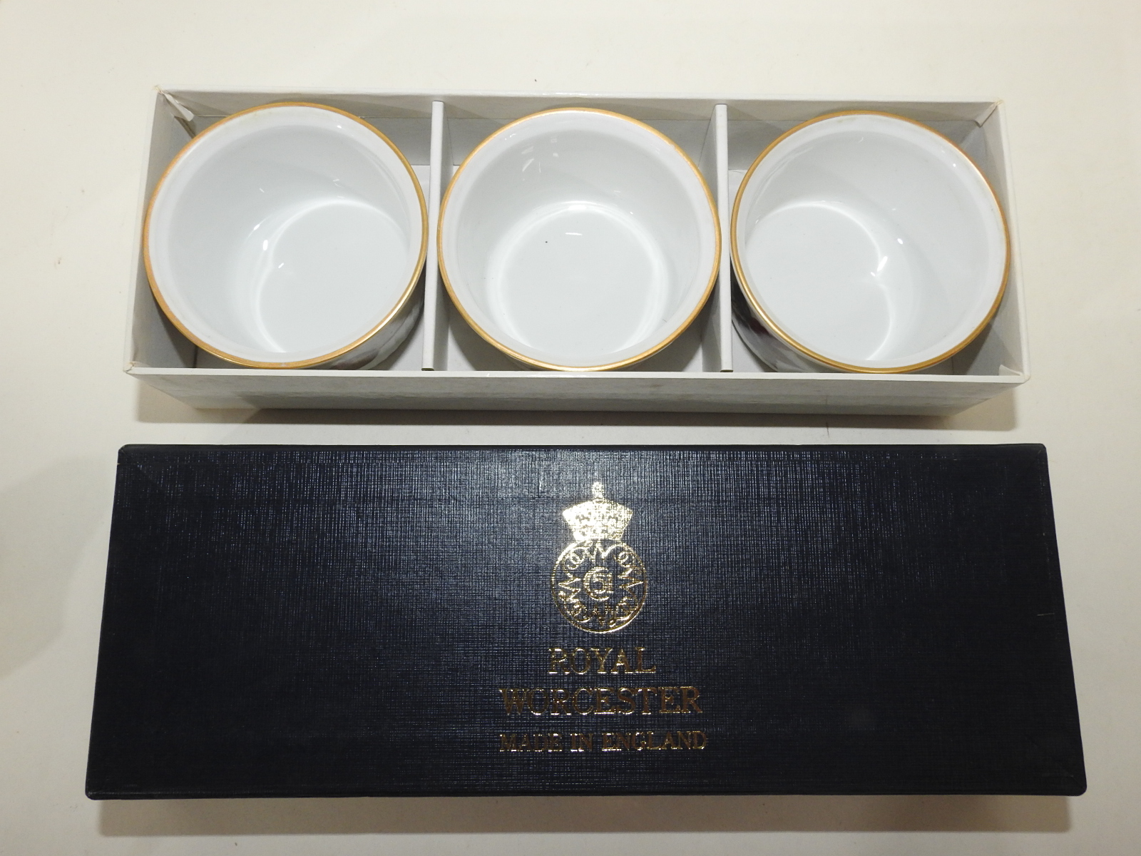 영국산 로얄우스터 백자화문금채 완 3점셋트