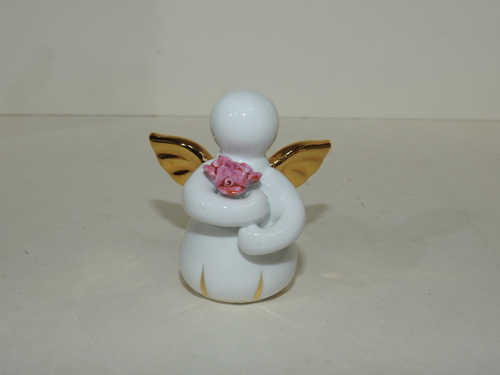 백자금채 천사 조각상