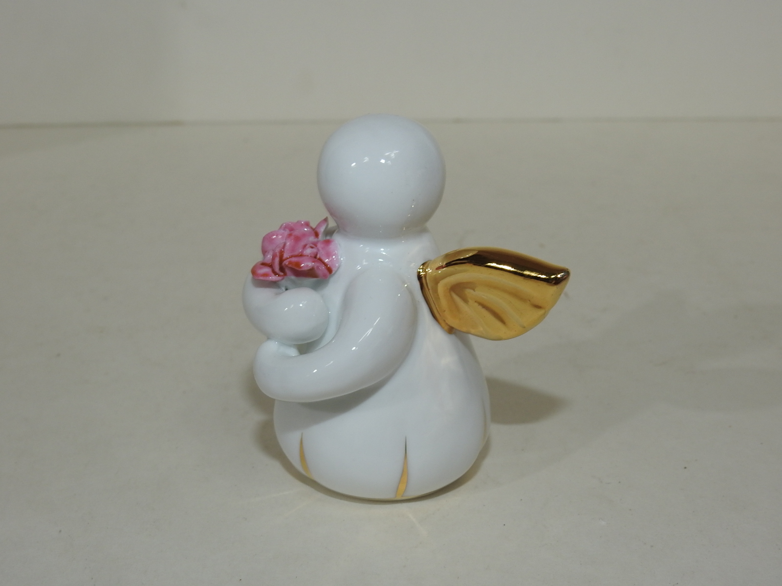 백자금채 천사 조각상