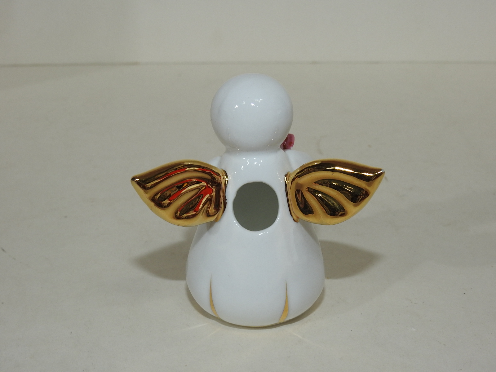 백자금채 천사 조각상