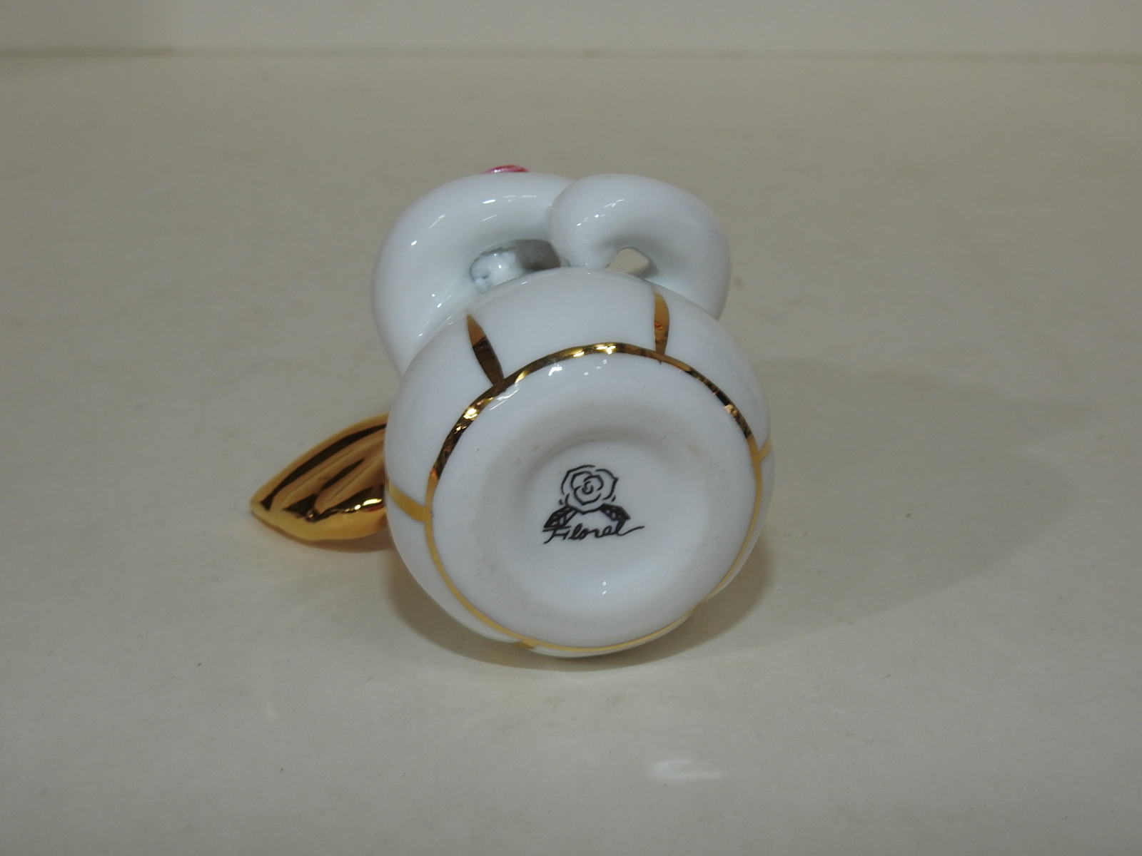 백자금채 천사 조각상