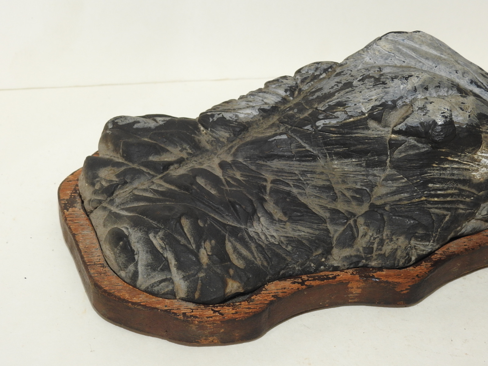 검은오석재질로된 산수 수석