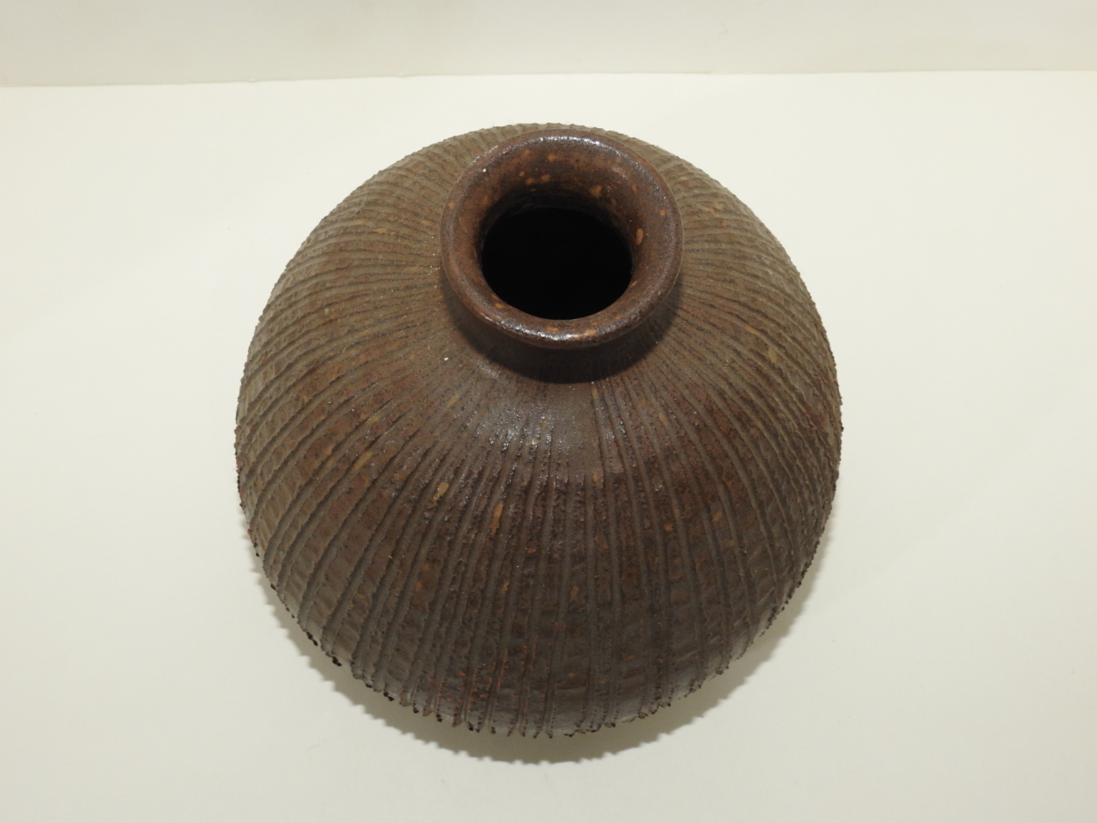 특이한 모양의 청자 줄문호