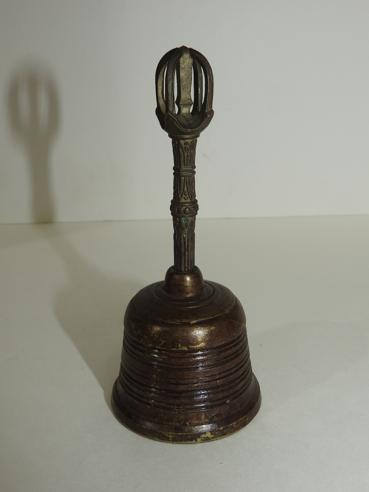 묵직한 청동으로된 손잡이 종