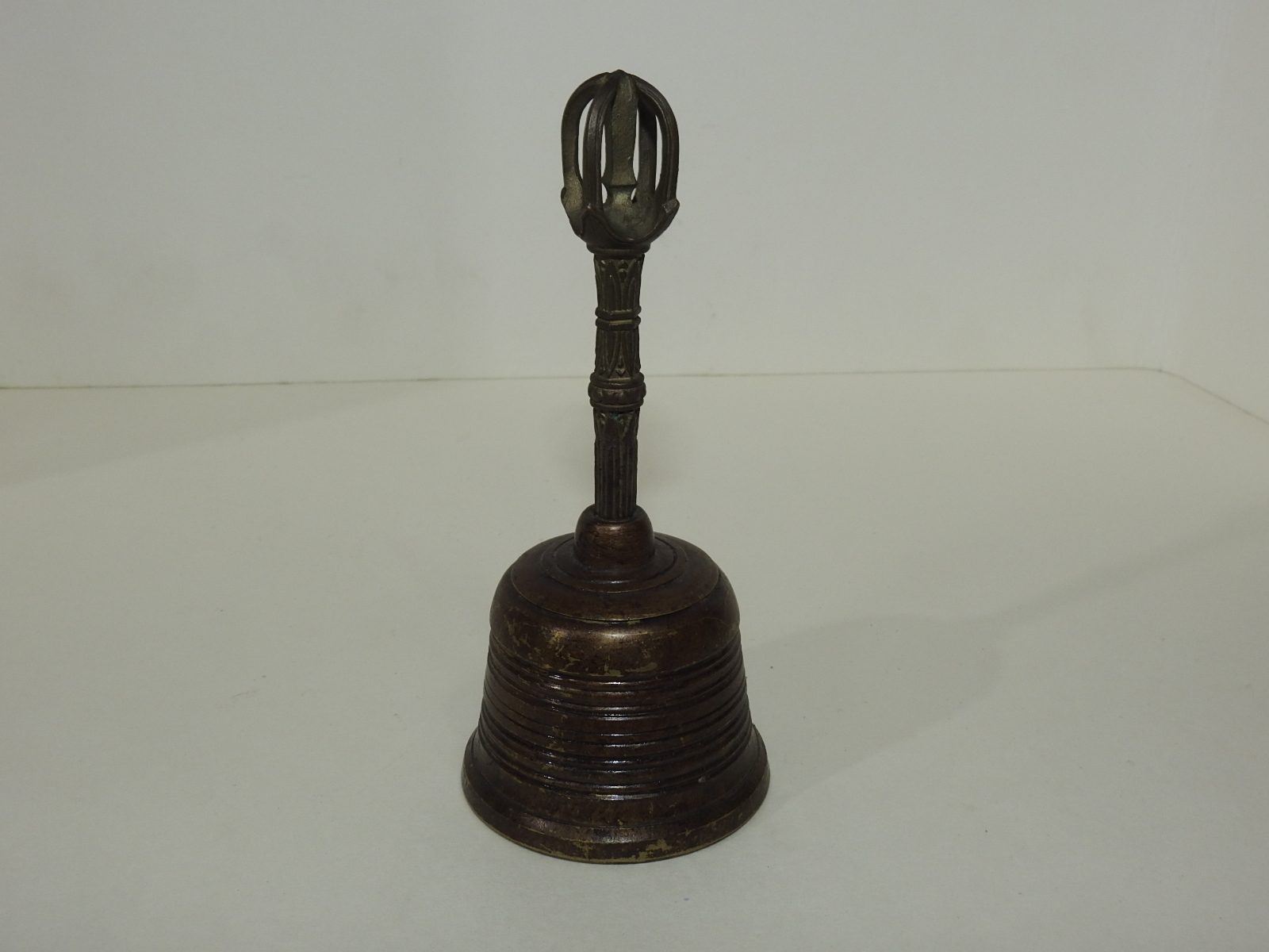 묵직한 청동으로된 손잡이 종