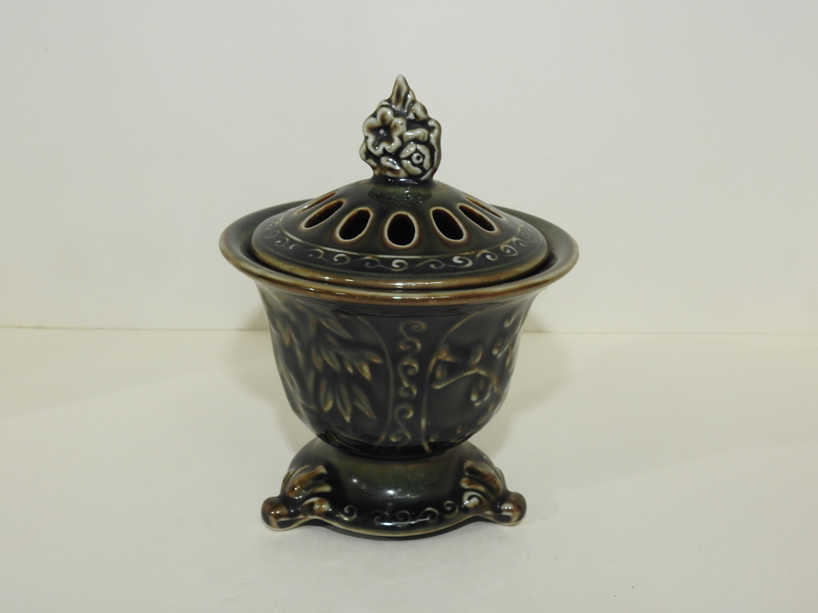 청자 양각삼족화문 향로