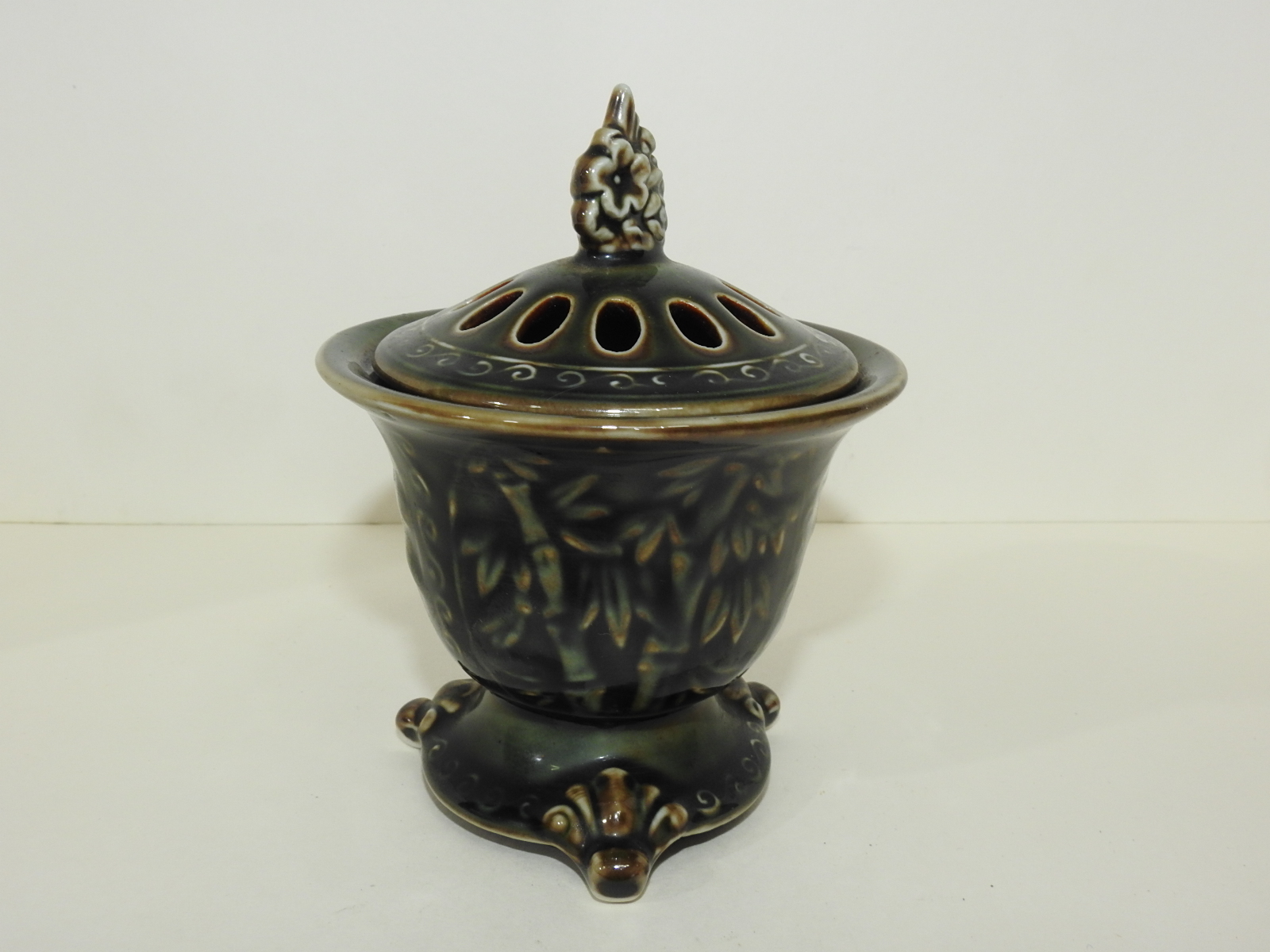 청자 양각삼족화문 향로