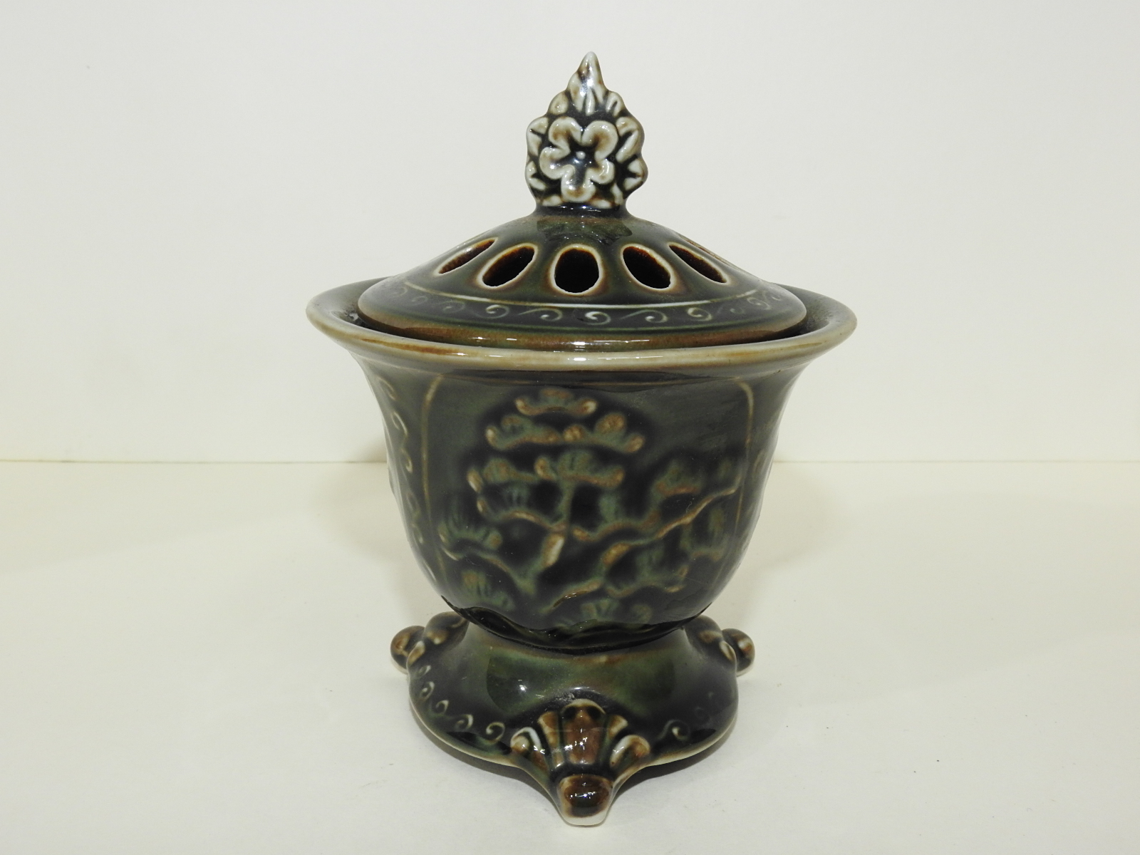 청자 양각삼족화문 향로