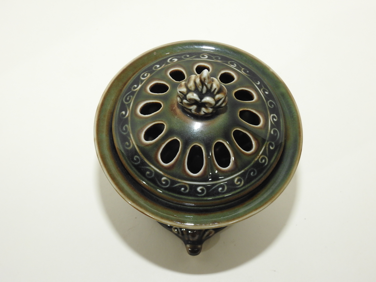 청자 양각삼족화문 향로