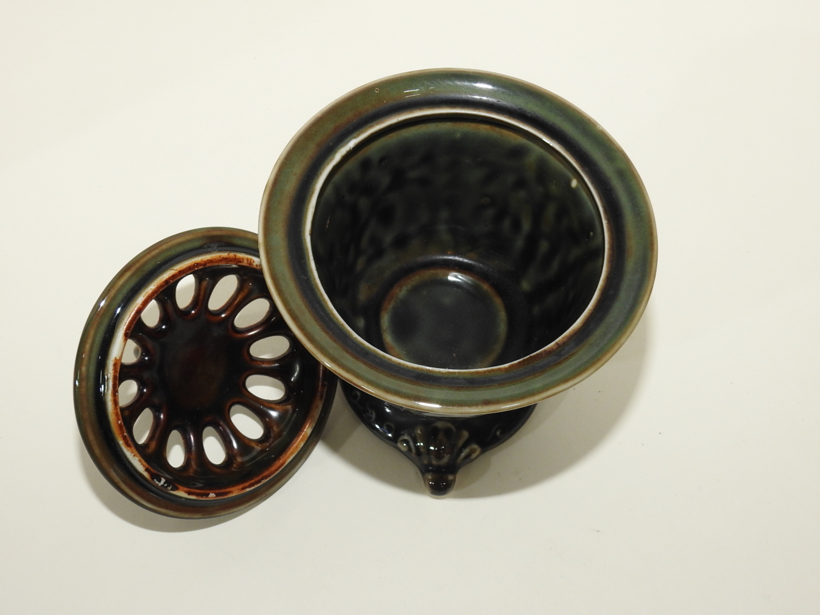 청자 양각삼족화문 향로