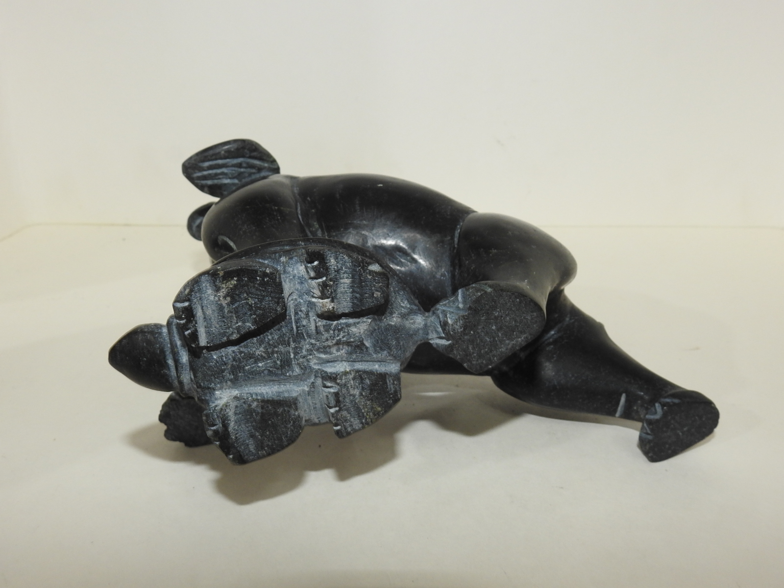 흑오석돌을 통으로 조각한 거북이와 코끼리 조각상