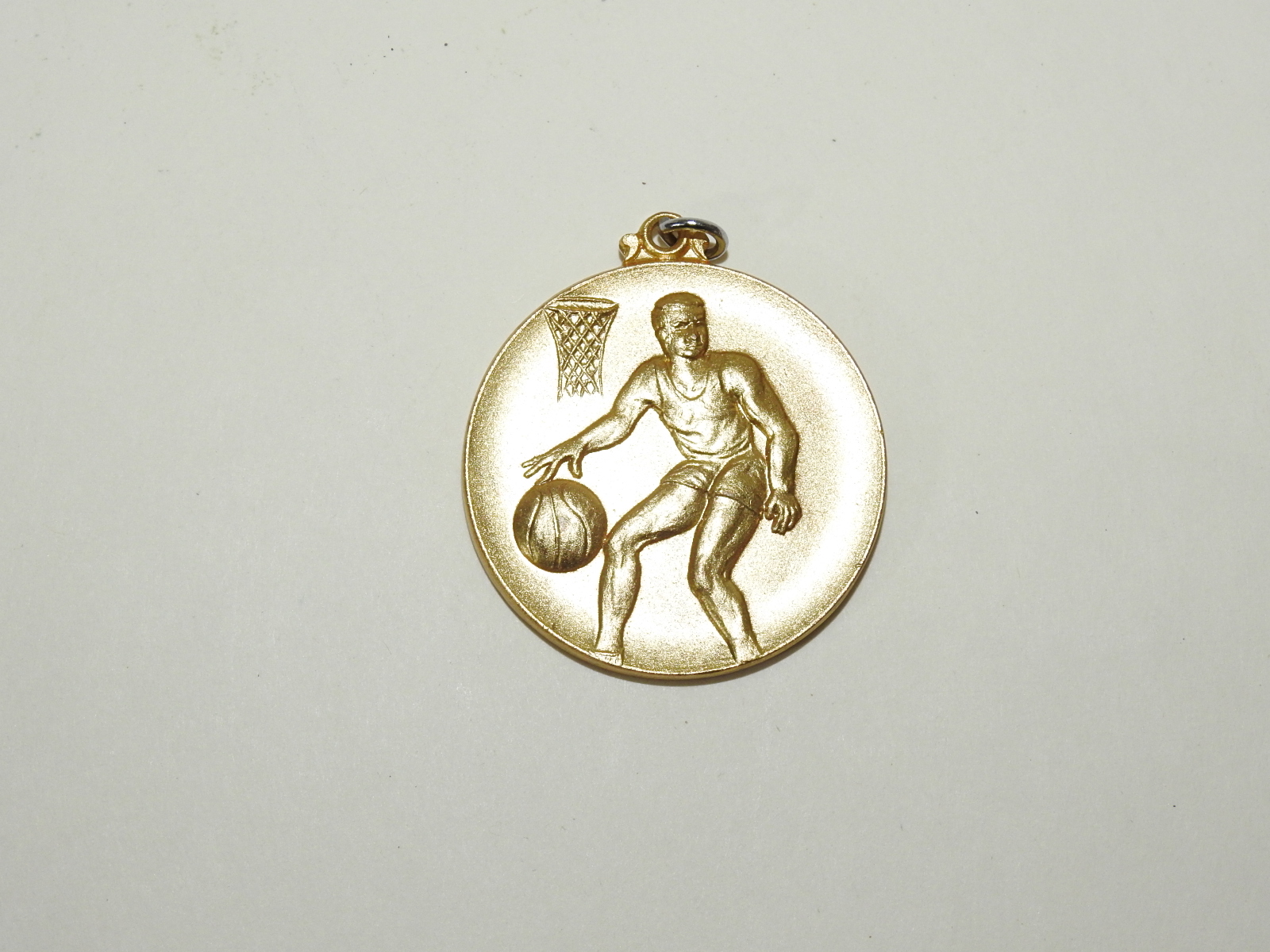 청동에 금도금된 농구인 메달
