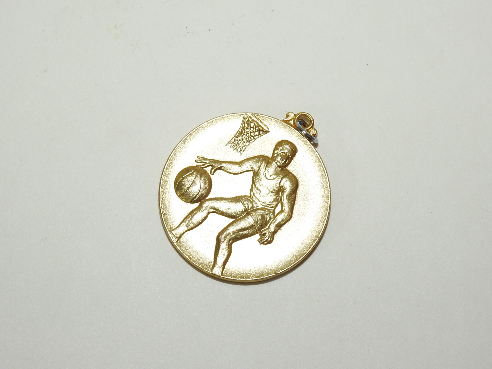 청동에 금도금된 농구인 메달