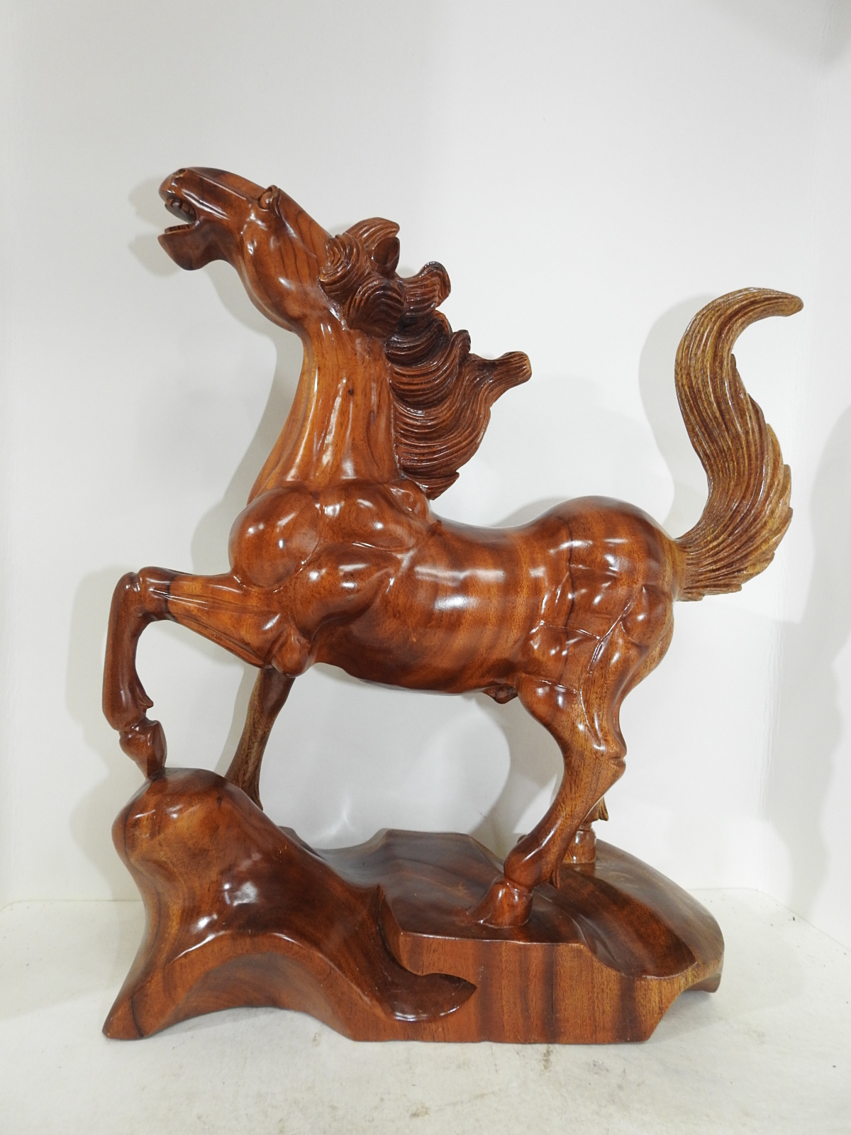 원목나무를 통으로 조각한 말 조각상