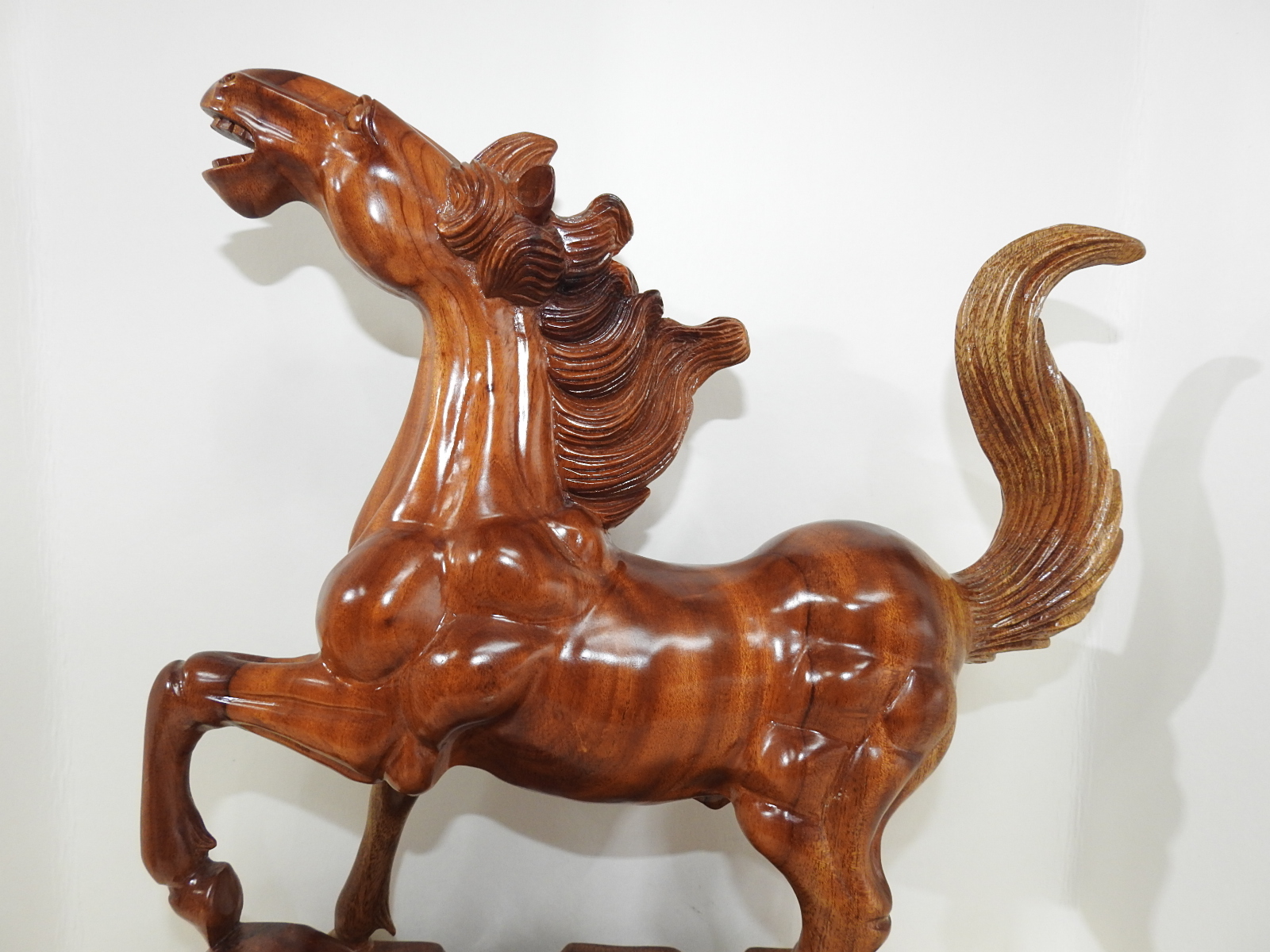 원목나무를 통으로 조각한 말 조각상