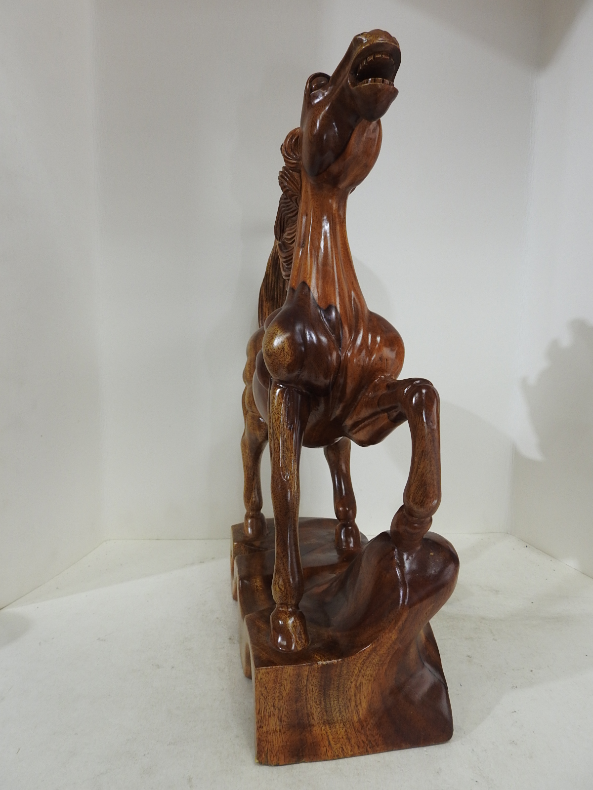 원목나무를 통으로 조각한 말 조각상