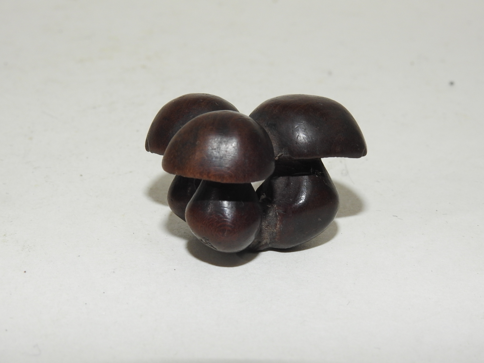 연대가 아주좋고 땟물좋은 작가의 수결이 있는 나무로된 초소형 버섯조각상