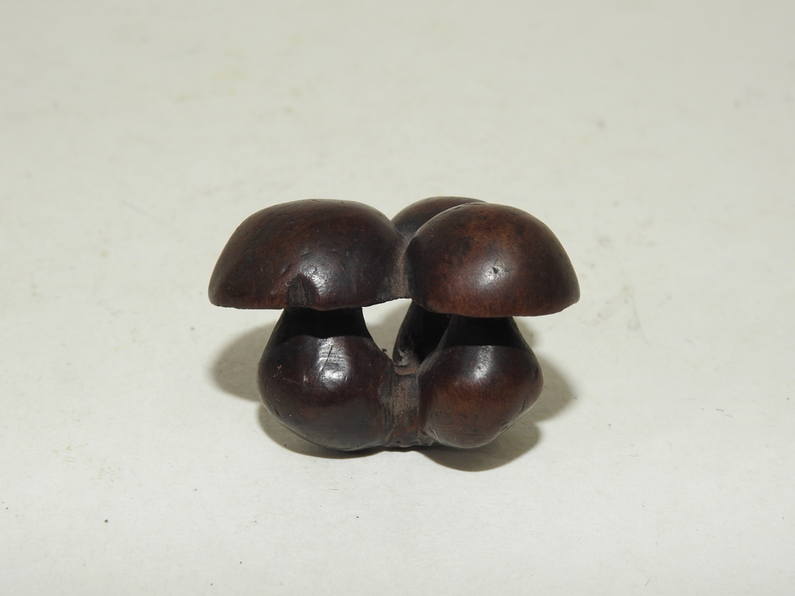 연대가 아주좋고 땟물좋은 작가의 수결이 있는 나무로된 초소형 버섯조각상