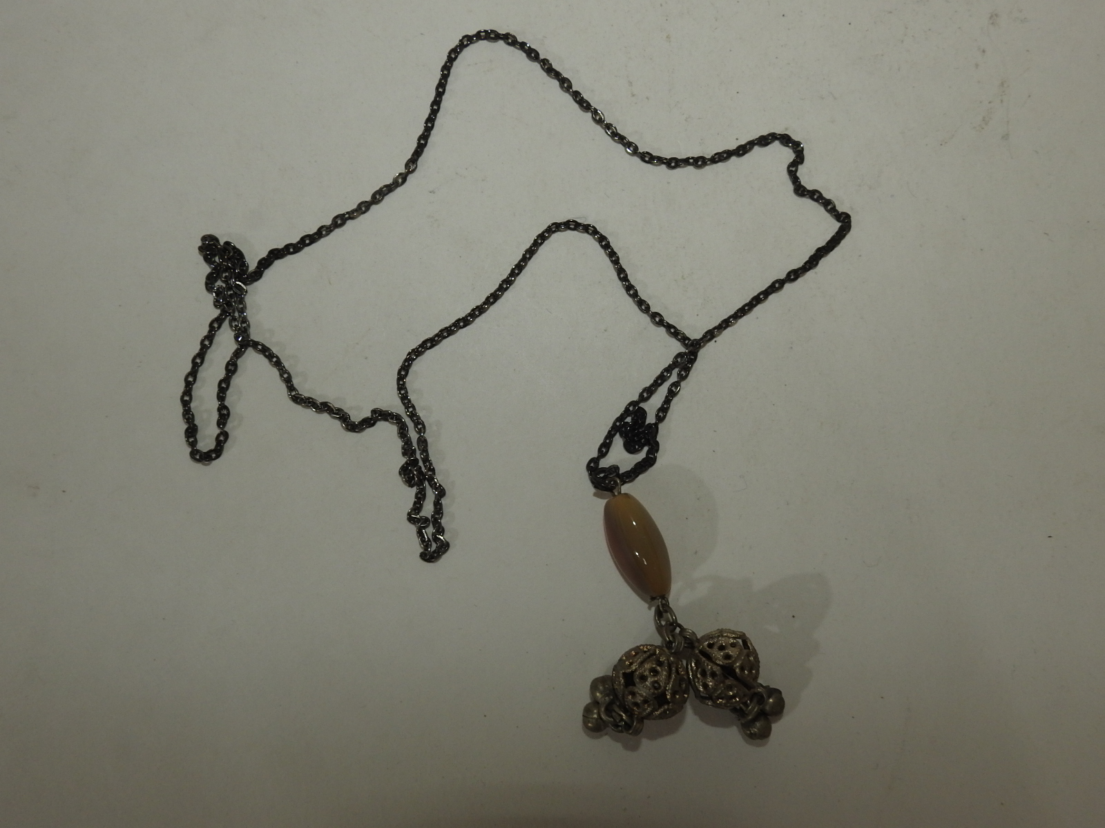 마노옥돌과 금속추로 장식된 목걸이