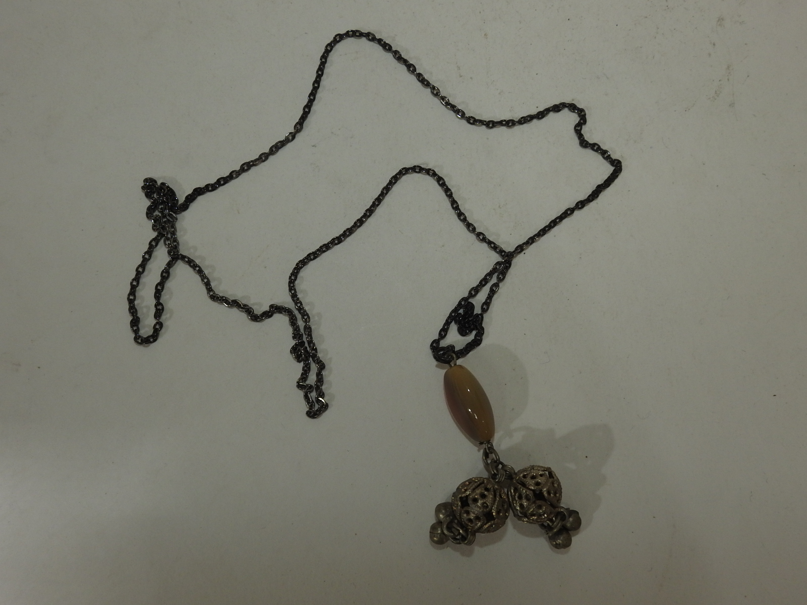 마노옥돌과 금속추로 장식된 목걸이