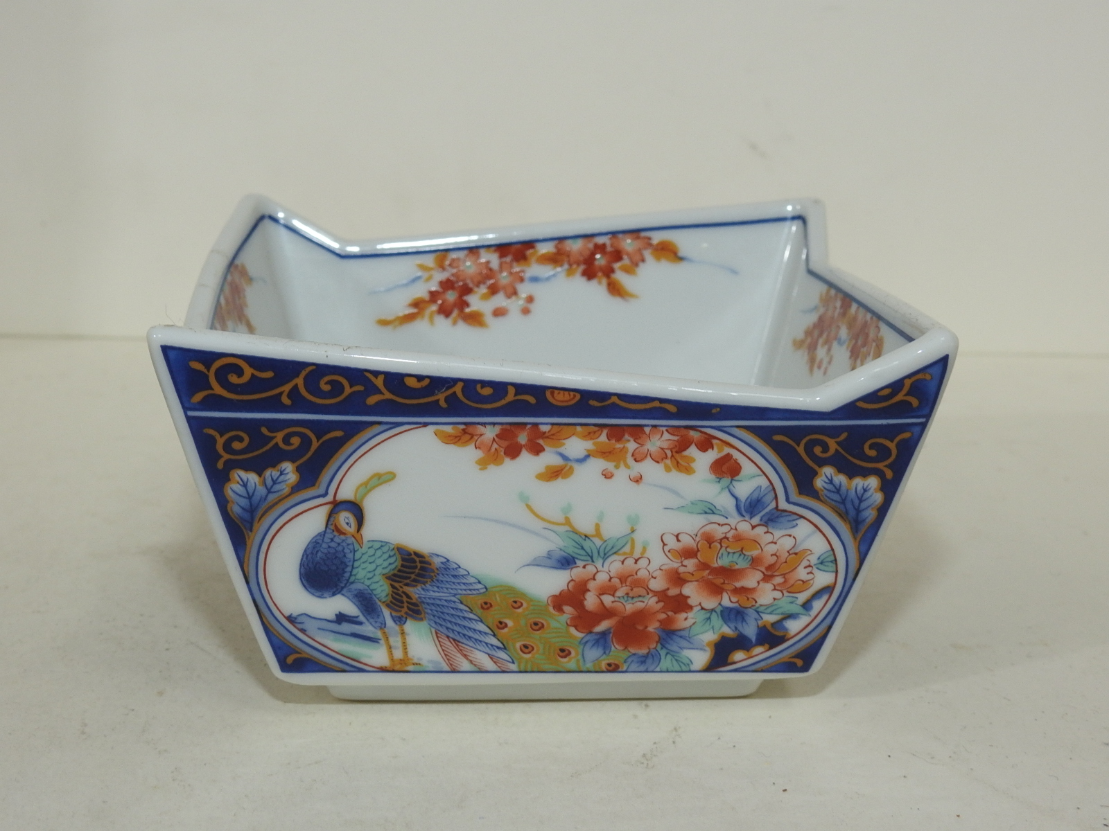 이마리 청화백자진사금채화문 사각완