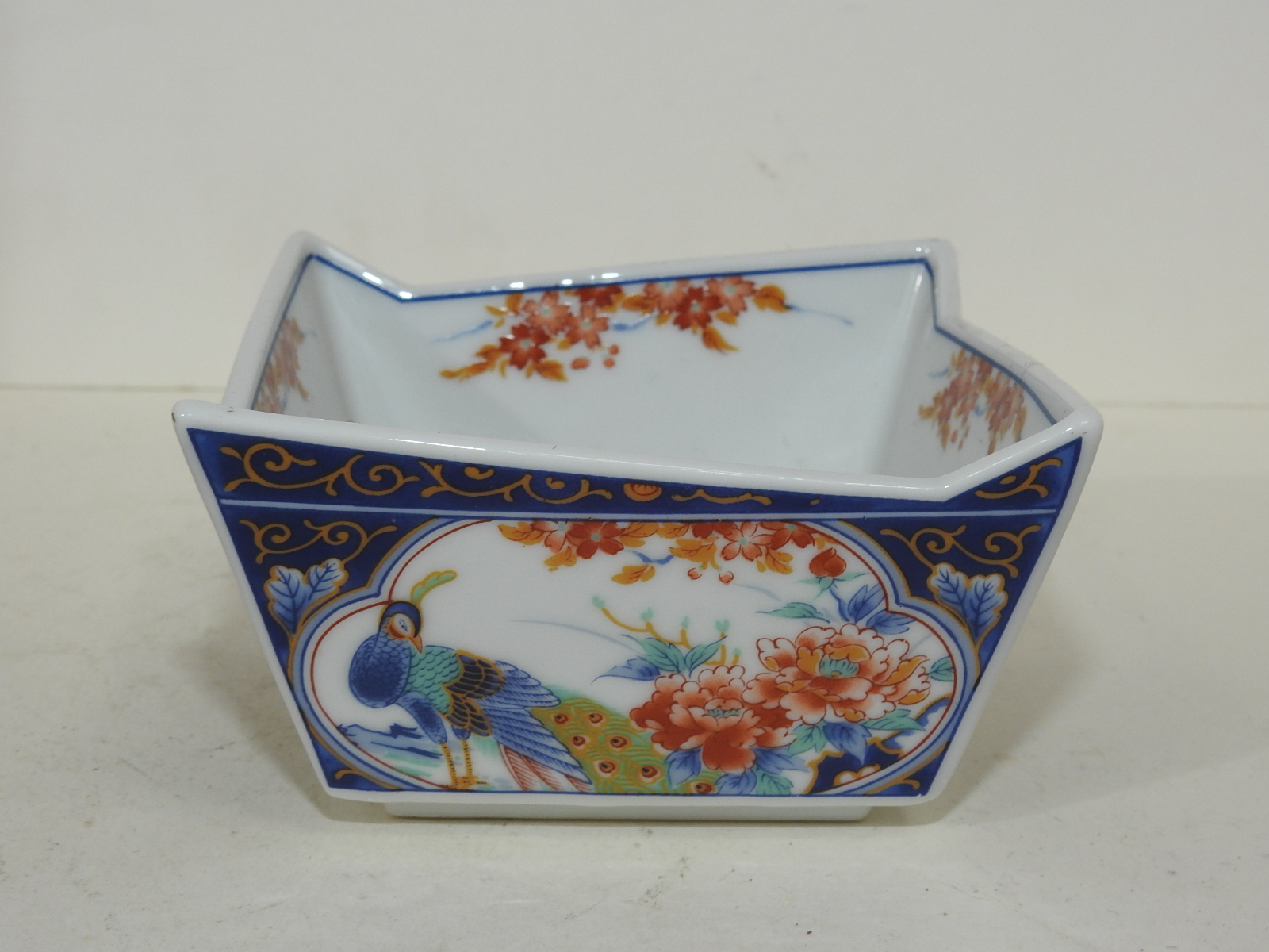 이마리 청화백자진사금채화문 사각완