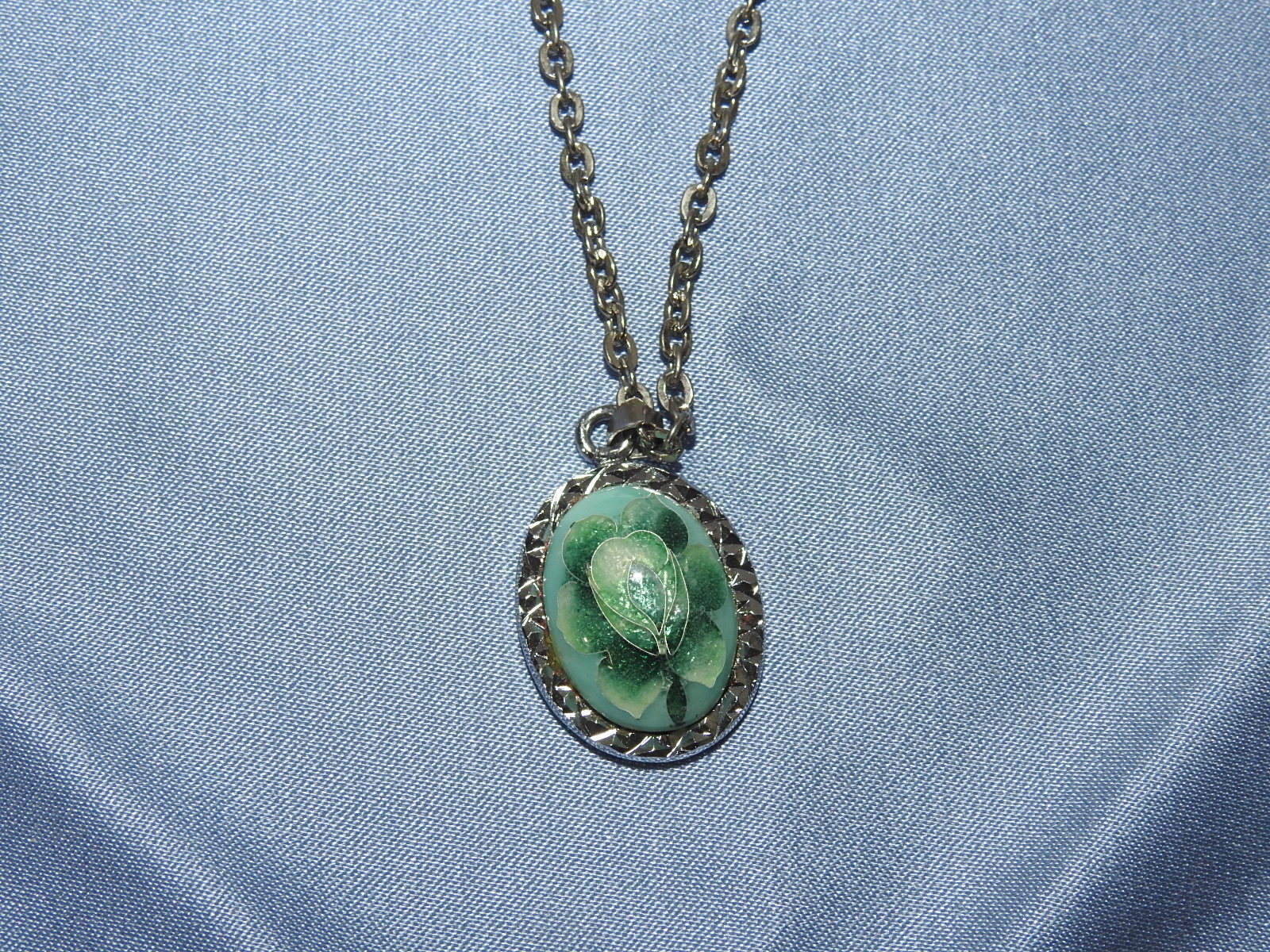 칠보화문장식이 된 목걸이