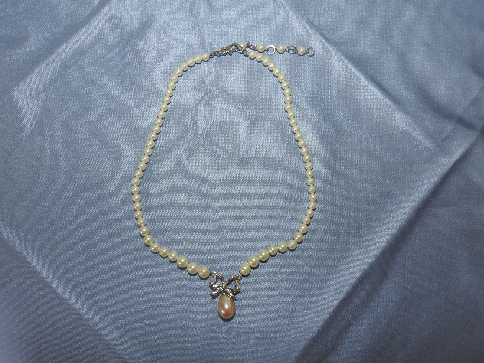 진주모양 목걸이