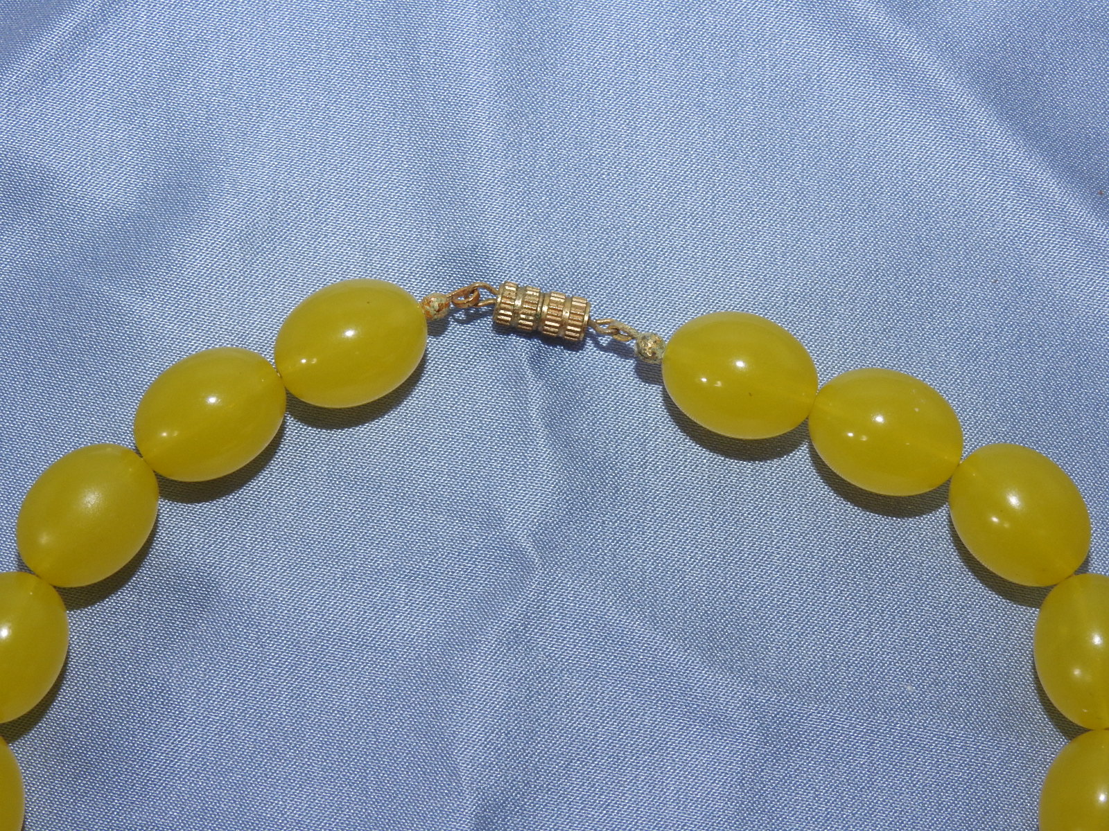 노란빛깔의 장식목걸이