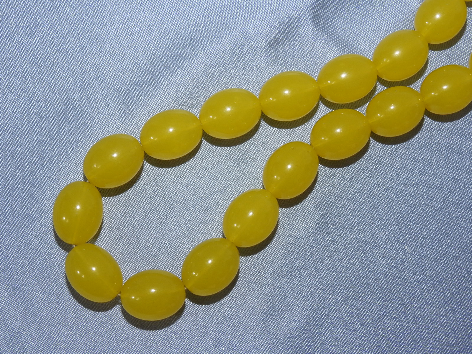 노란빛깔의 장식목걸이