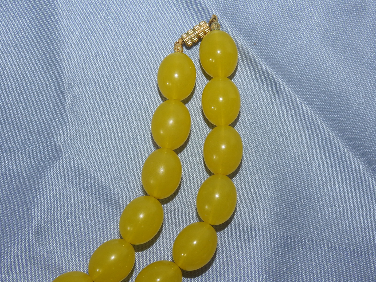 노란빛깔의 장식목걸이