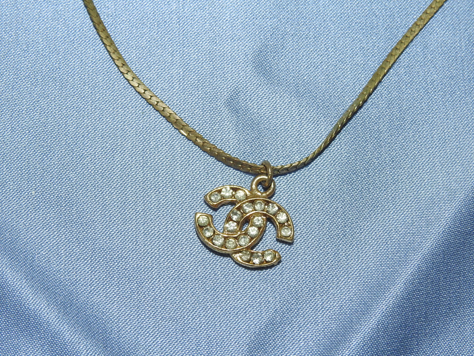 보석이 장식된 목걸이