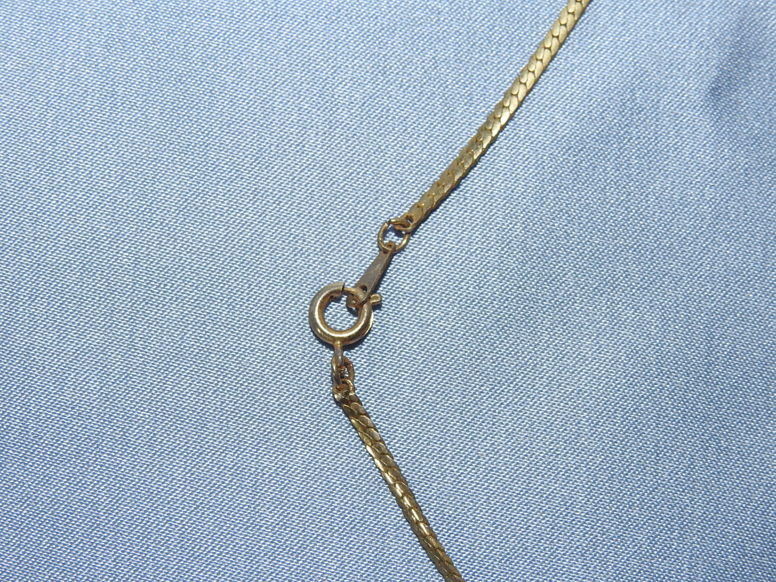 보석이 장식된 목걸이