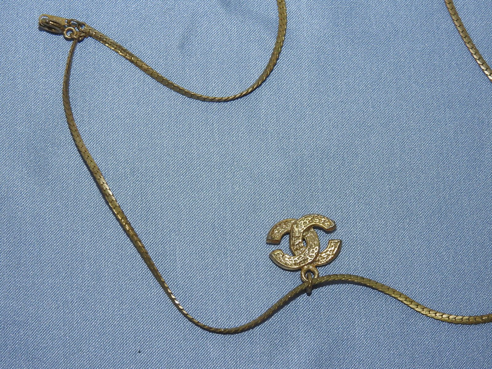 보석이 장식된 목걸이