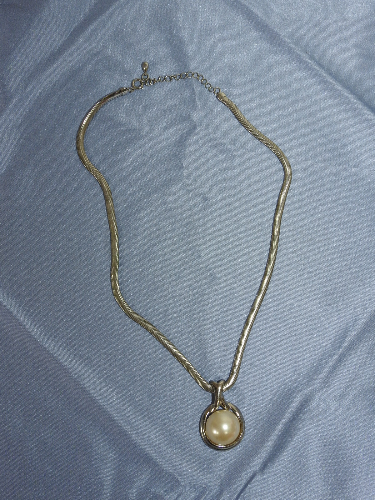 진주 장식목걸이