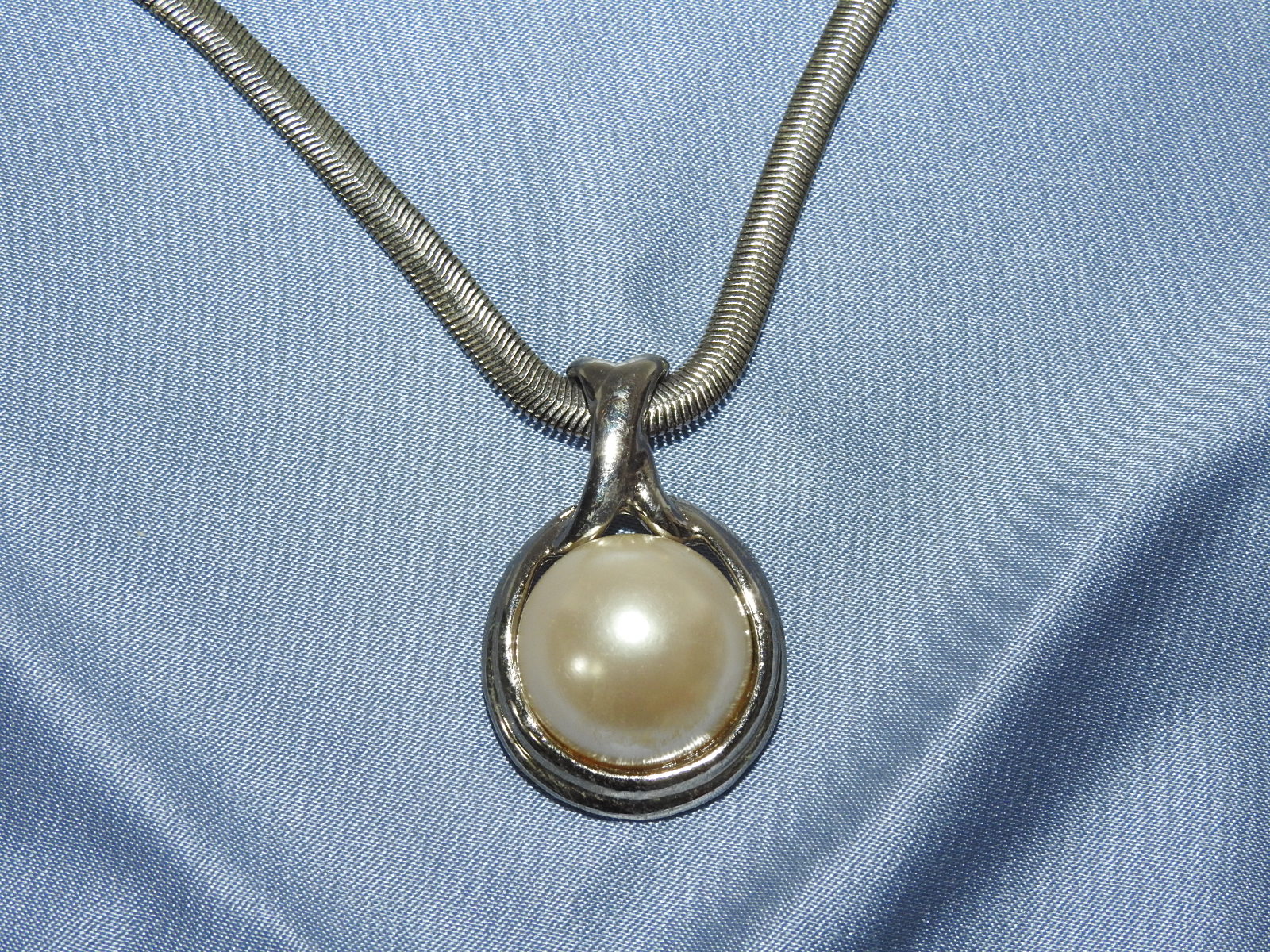 진주 장식목걸이