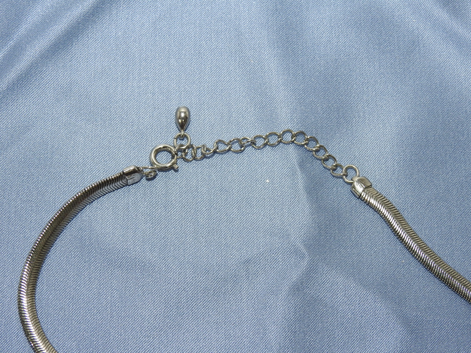 진주 장식목걸이