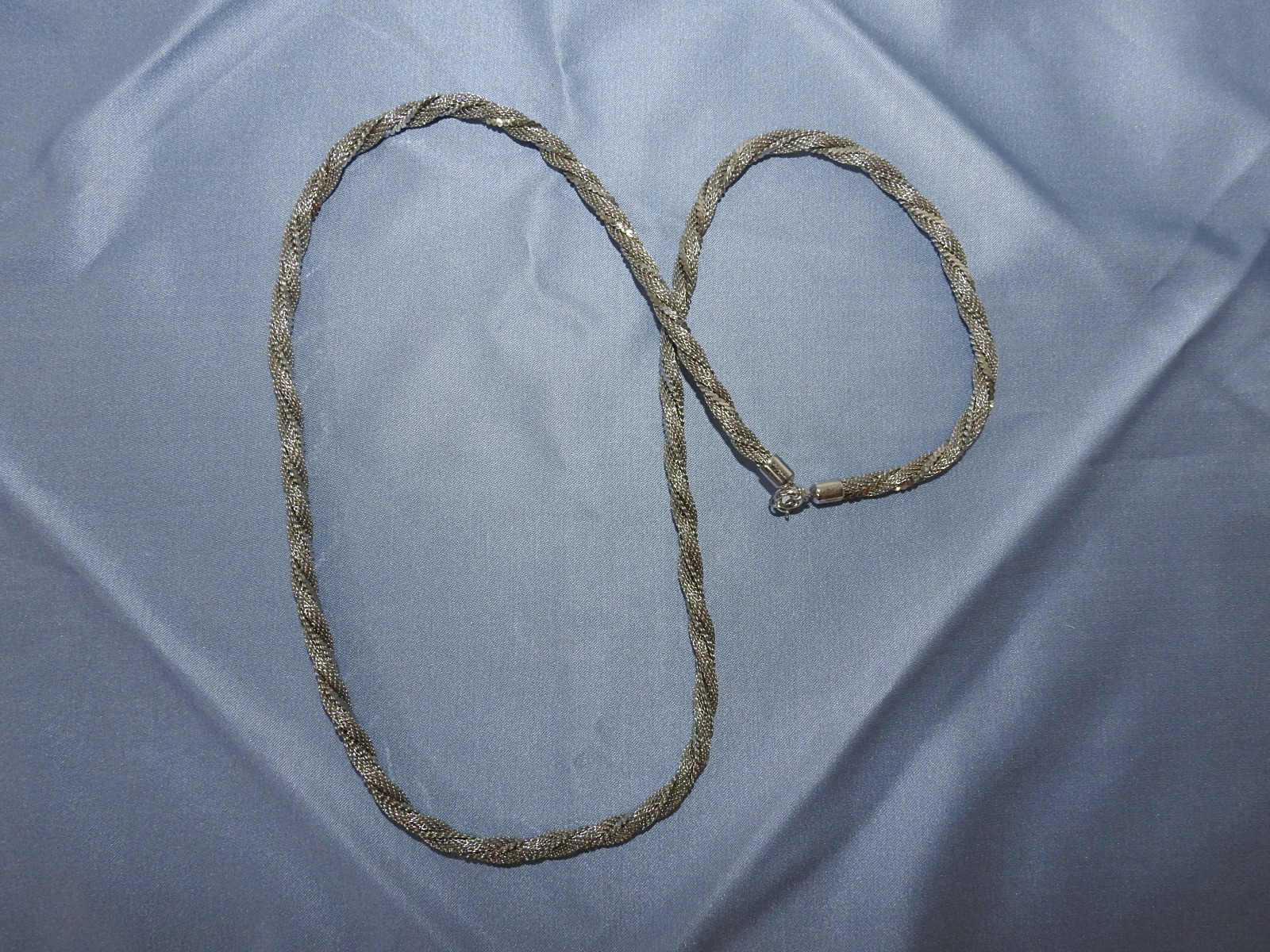 금속실이 장식된 목걸이