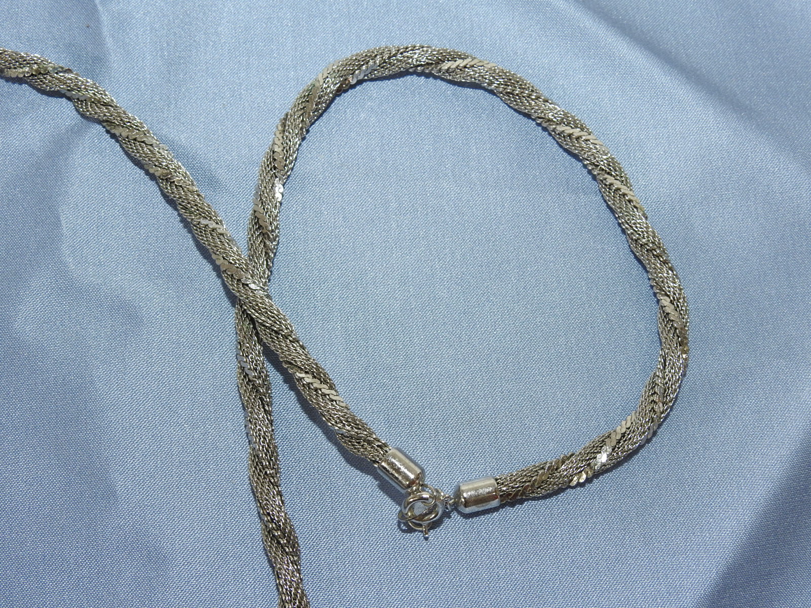 금속실이 장식된 목걸이