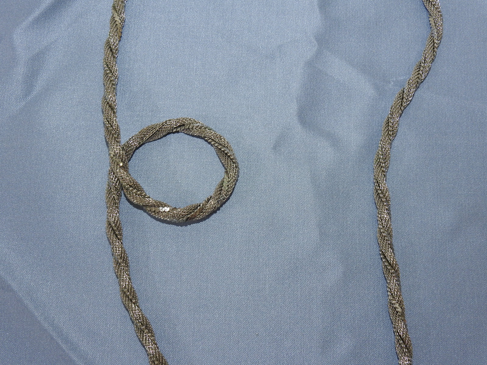 금속실이 장식된 목걸이